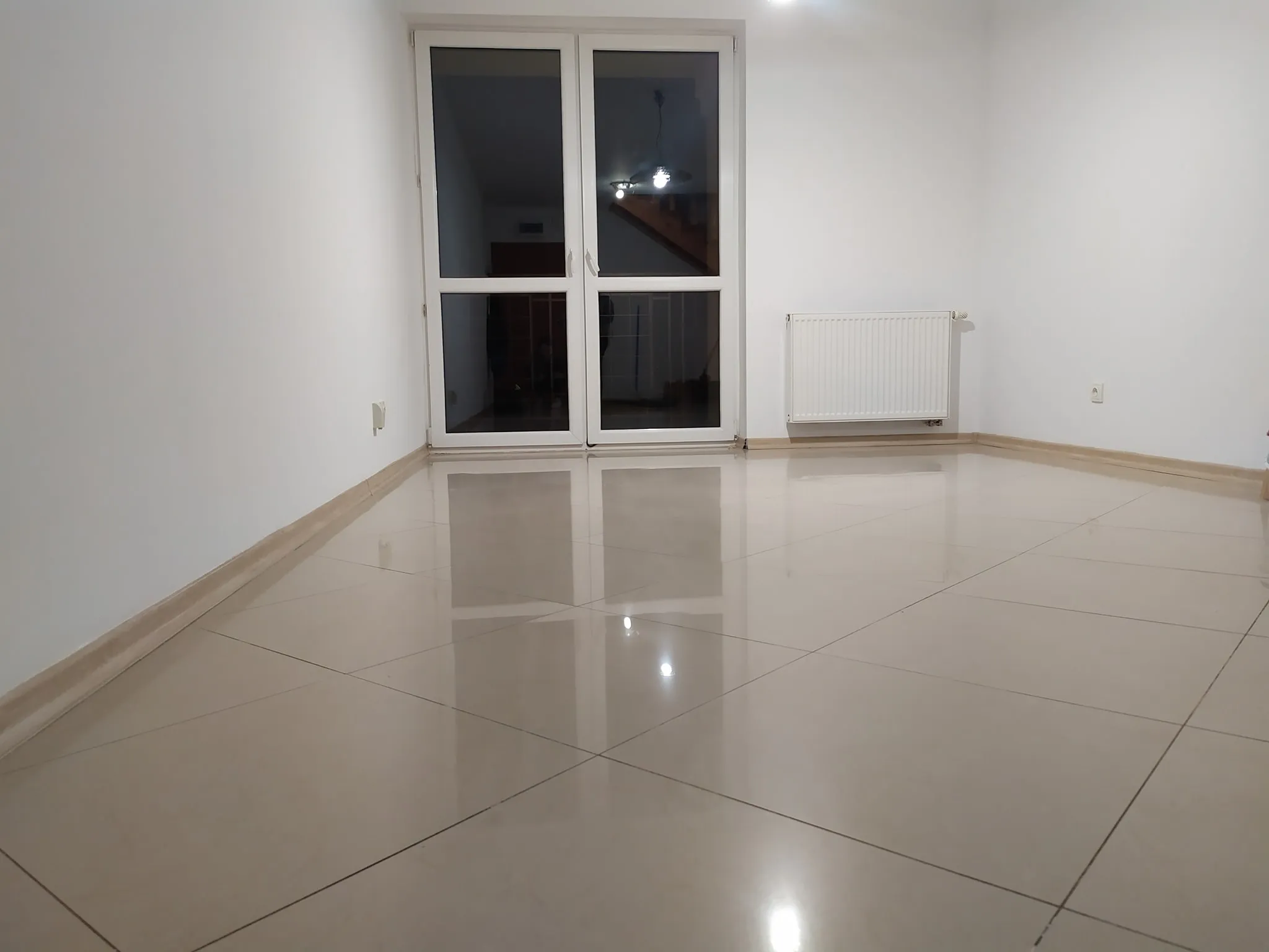 Czyste mieszkanie - po umyciu podłogi i pomalowaniu ścian na biało