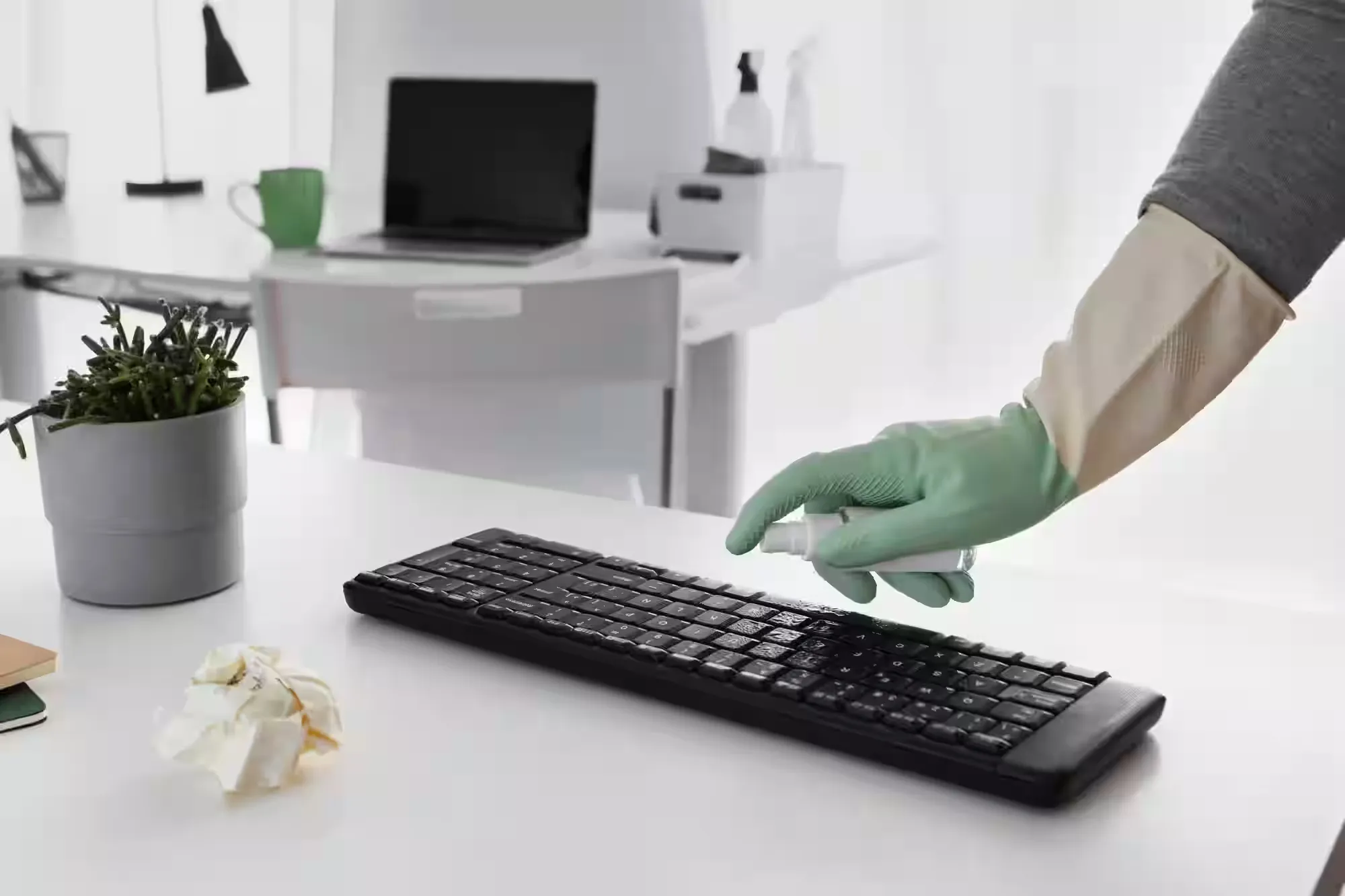 Czyszczenie klawiatury w biurze po godzinach pracy przez pracownika firmy sprzątającej w Terespolu.